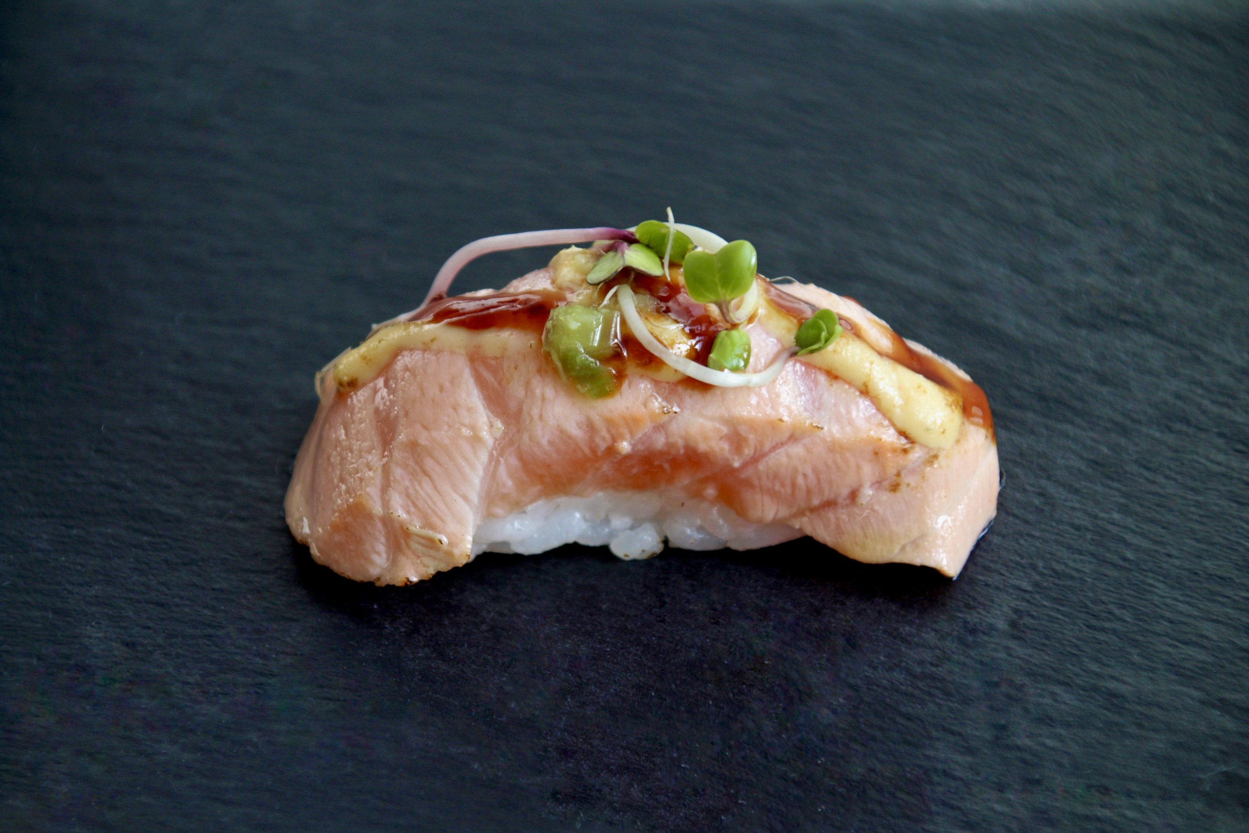 Weixin Image_20260318212004_13_2 flamberet laks,hvidløgs mayo,teriyaki,spirer,wasabi